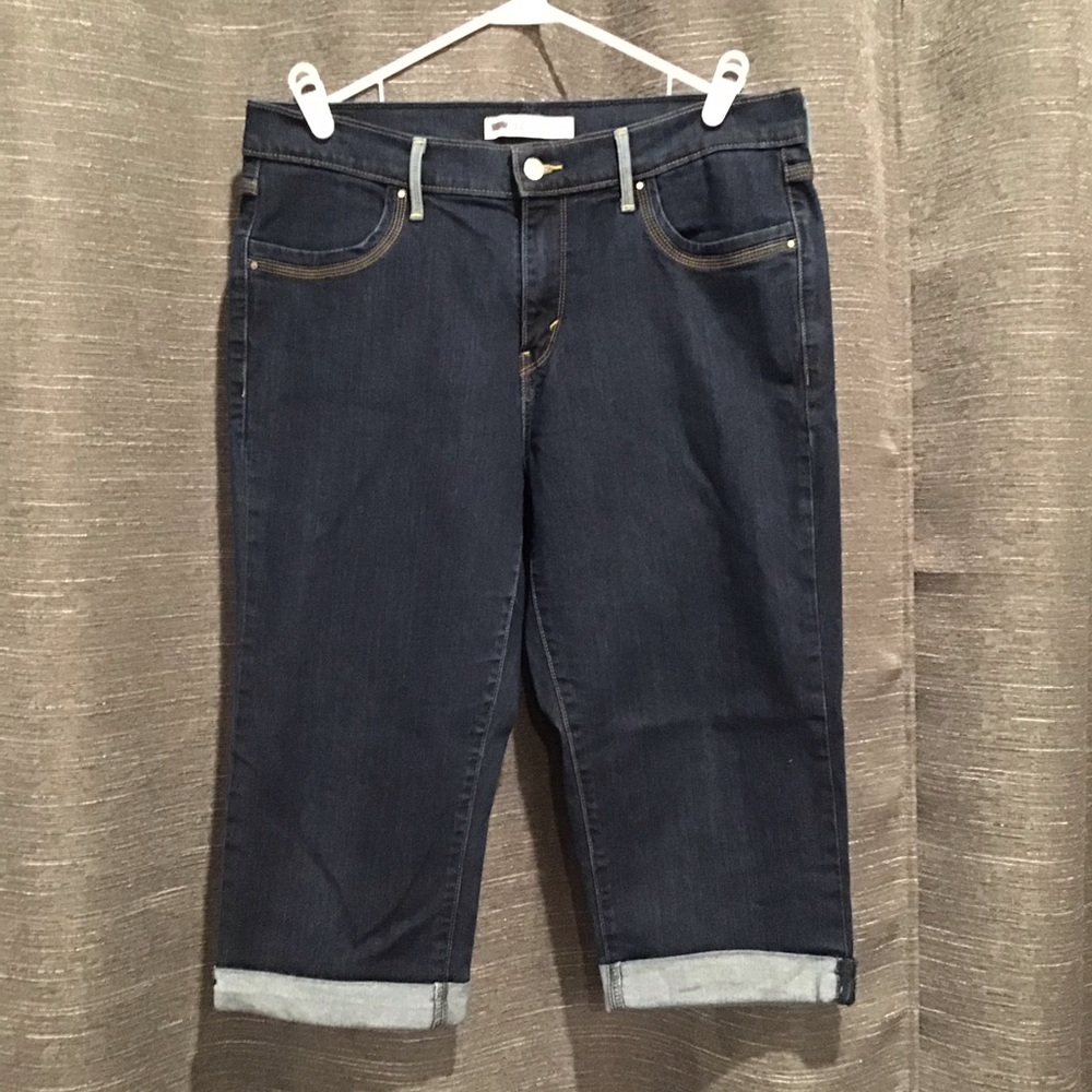 Levi’s Mediumwash Capris Size 12 EUC